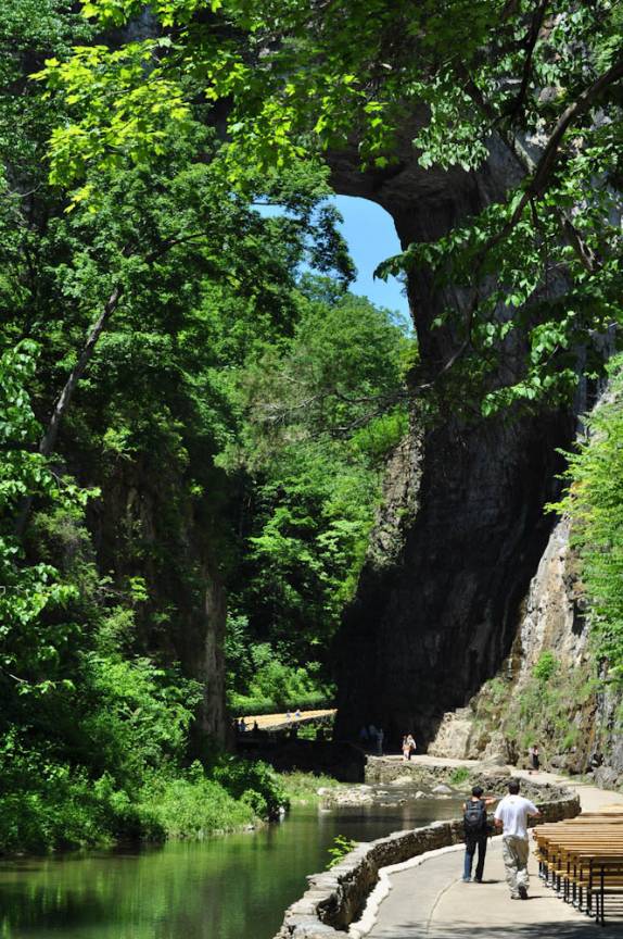 Chegando à enorme ponte de pedra do parque 'Natural Bridge', na Virginia, nos Estados Unidos